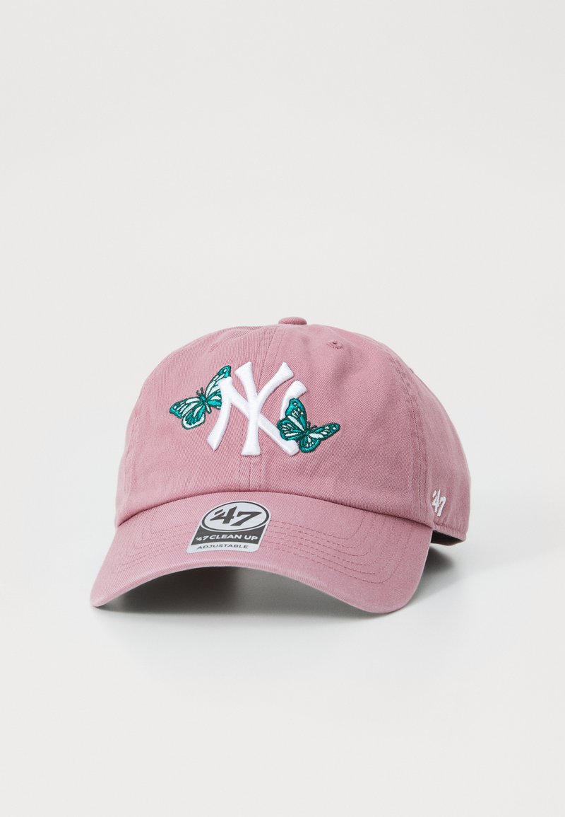 Rosa Baumwoll-Baseballkappe mit weiß besticktem "NY"-Logo und grünen Schmetterlingsmotiven. Verstellbarer Riemen auf der Rückseite, gebogener Schirm.