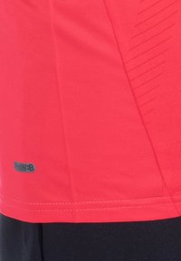 Rode sportieve shirt met een gladde stof, korte mouwen en een subtiel schuin streepjespatroon. Inclusief een ProN3B-logo op de zoom.