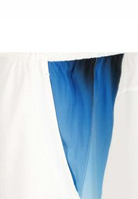 Badeshorts mit weißem Grund und seitlichem blauen Farbverlauf, elastischem Bund und Kontrastnähten. Leichtes Stoffmaterial.