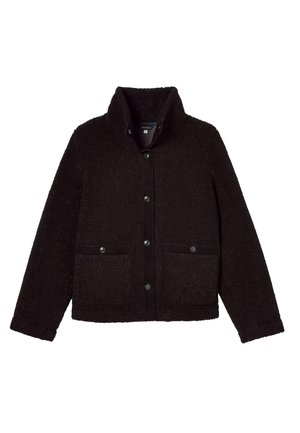 Schwarze Fleecejacke mit hohem Kragen, Knopfleiste vorne und zwei Vordertaschen mit Druckknöpfen.