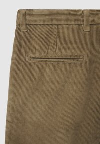 Khaki Corduroy-Hosen mit vertikaler Rippstruktur, ausgestattet mit einer Gesäßtasche, Gürtelschlaufen und genähten Nähten. Das Material ist weich und strapazierfähig.