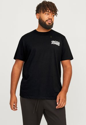 Schwarzes T-Shirt mit kurzen Ärmeln aus Baumwolle, mit einem weißen "Jack & Jones"-Logo auf der linken Brust. Einfaches, gerades Design.