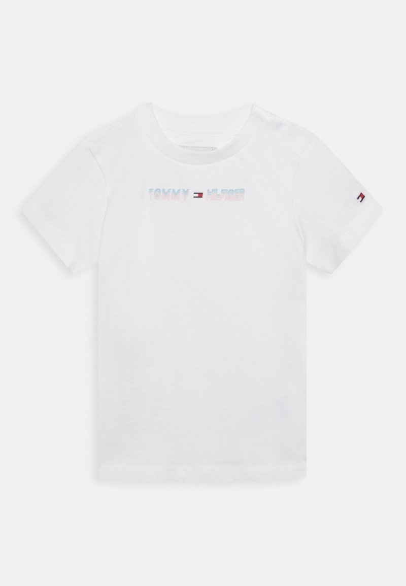 Camiseta de algodón blanca con mangas cortas, que presenta un logo multicolor de "TOMMY HILFIGER" en el frente y un pequeño logo en la manga.