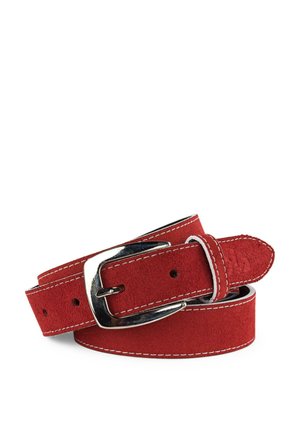 Cinturón de ante rojo con una hebilla de metal plateado. Presenta costuras blancas a lo largo de los bordes. Textura suave con una punta redondeada.