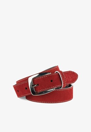 Cinturón de ante rojo con una hebilla de metal plateado. Presenta costuras blancas a lo largo de los bordes. Textura suave con una punta redondeada.