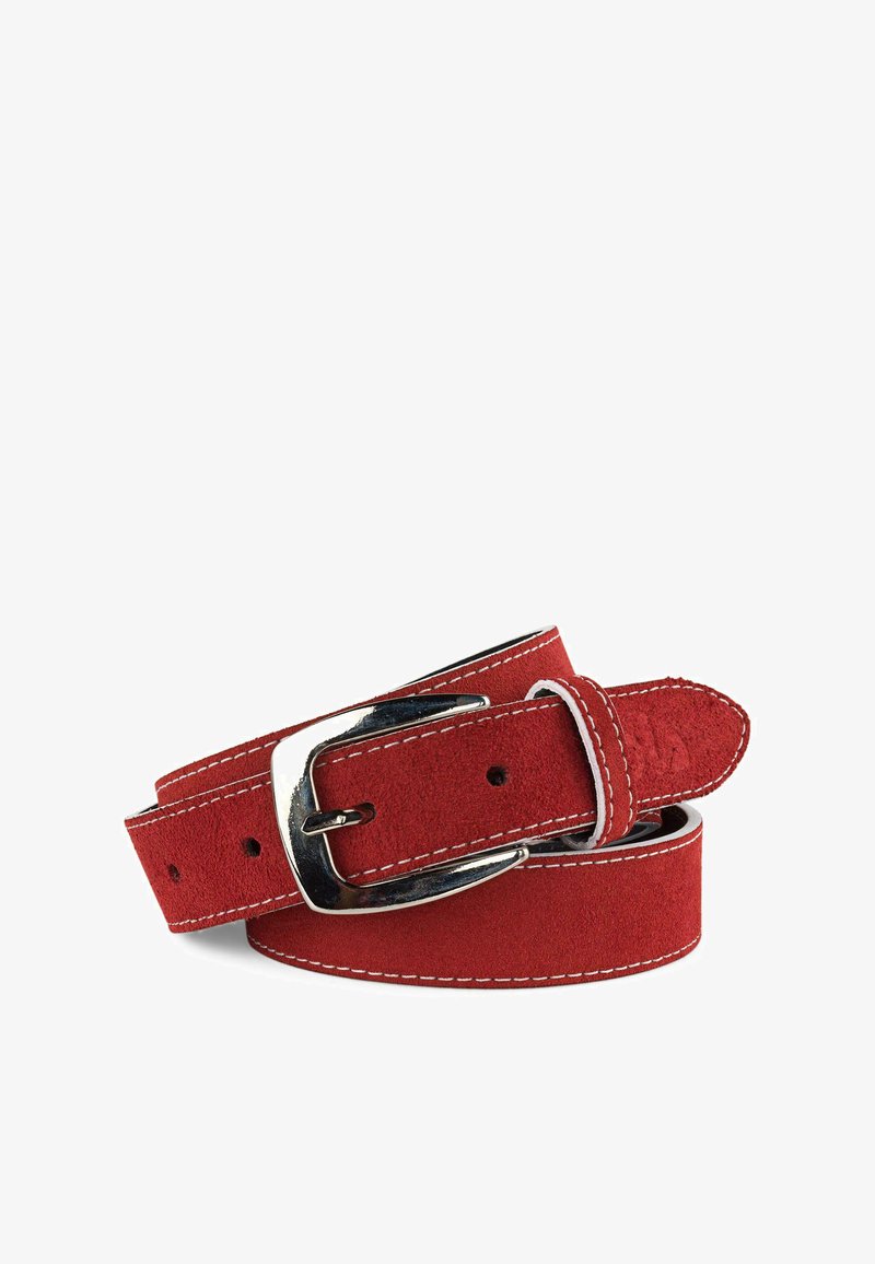 Cinturón de ante rojo con una hebilla de metal plateado. Presenta costuras blancas a lo largo de los bordes. Textura suave con una punta redondeada.
