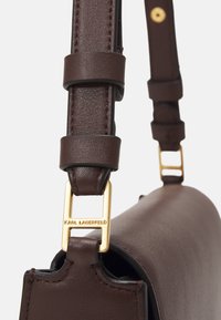 KARL LAGERFELD SIGNATURE - Sac à main - dark chocolate