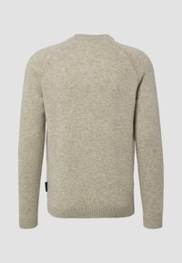 Beżowy sweter z długim rękawem, dziergany, z prążkowanymi mankietami i dołem, pokazany od tyłu na jednolitym szarym tle.