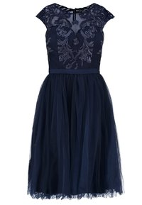 Námořnické modré šaty s průhledným krajkovým živůtkem zdobeným květinovou výšivkou, krátkými rukávy a plnou tylovou sukní. Ozdobené páskem v oblasti pasu.