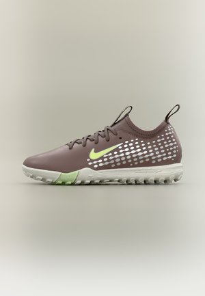 Scarpa da calcio Nike da campo in mauve scuro con logo swoosh giallo, design a pois bianchi sul lato, lacci e suola bianca texturizzata con accenti lime.