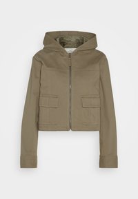 Khakifärgad kort jacka med huva, dragkedja och två framfickor med ficklock. Har en slät textur och en strukturerad design.