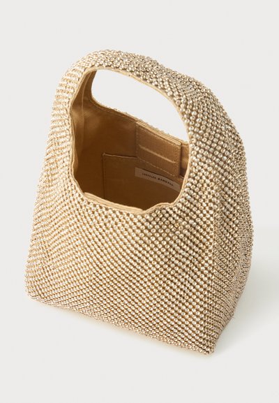 Majhna zlata torbica, prekrita s sijočimi perlicami, s kratkim ročajem in vidnim notranjim žepom iz blaga.