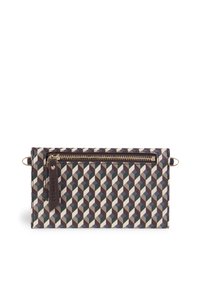 Pochette à imprimé géométrique en brun foncé, beige et vert. Elle comporte un compartiment zippé, une quincaillerie en ton or et une étiquette en cuir.