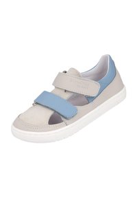 Zapatillas de deporte gris claro y azul con parte superior de ante, que cuentan con correas de Velcro y secciones recortadas, montadas sobre una suela de goma blanca.