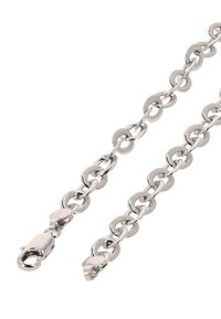 Sølvmetal kæde med sammenflettede runde led og en lukning. Overfladen har en poleret finish, hvilket bidrager til et elegant udseende.