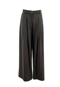 Pantaloni neri a gamba larga realizzati in tessuto liscio, caratterizzati da vita alta, pieghe frontali, chiusura con un bottone e doppie passanti per la cintura.