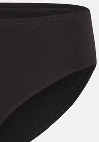 Schwarz gefärbte Unterwäsche aus Baumwollmix mit einer glatten Textur, versehen mit einem breiten Bund und genähten Kanten. Das Design betont Einfachheit und Komfort.