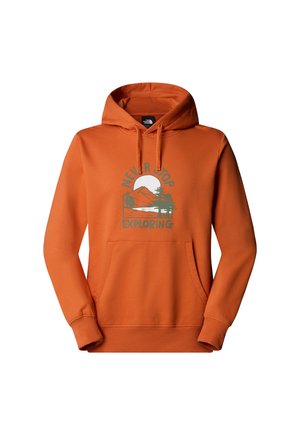 Oranžová mikina s kapucí vyrobená z měkké látky, s klokaní kapsou. Obsahuje potisk s motivem hor a stromů s textem "NIKDY NEPŘESTÁVEJTE ZKOUMAT."