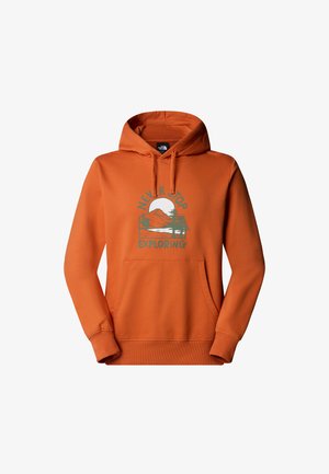 Oranžová mikina s kapucí vyrobená z měkké látky, s klokaní kapsou. Obsahuje potisk s motivem hor a stromů s textem "NIKDY NEPŘESTÁVEJTE ZKOUMAT."
