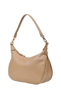 Borsa a spalla in pelle beige con una texture liscia, forma curvata e hardware color oro. Presenta una chiusura con zip e un logo impresso.