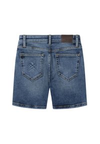 Shorts de mezclilla en un lavado azul medio con una superficie texturizada. Las características incluyen dos bolsillos traseros y un detalle de cintura de cuero marrón.