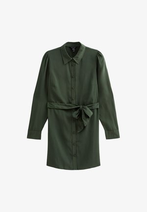 Robe chemise vert foncé en tissu doux ; présente un col, une fermeture à boutons sur le devant, des manches longues et une ceinture à nouer à la taille.