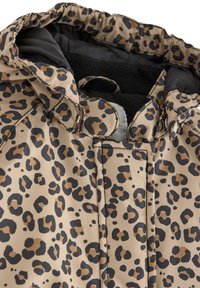 Bunda s leopardím vzorem s béžovým podkladem a černými a hnědými skvrnami. Materiál je měkký s texturovanou podšívkou a bezpečným zapínáním.