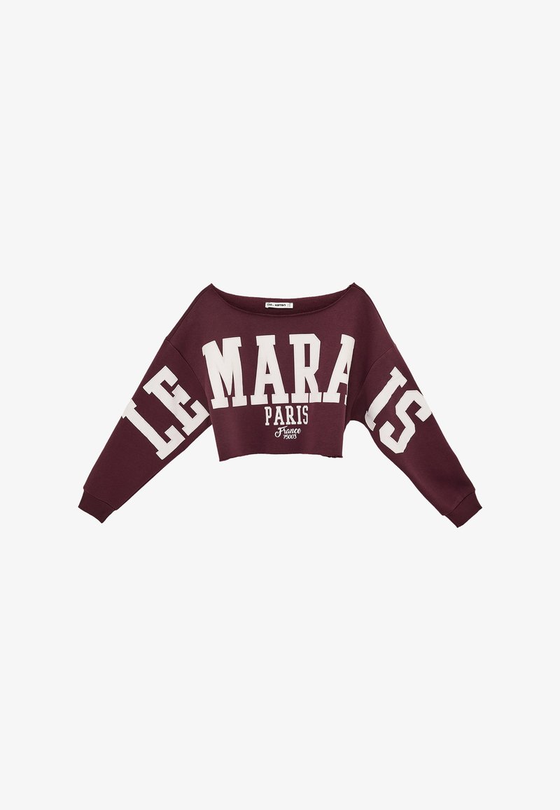 Bordeauxrotes, kurzes Sweatshirt mit weitem Ausschnitt, langen Ärmeln und weißem Blockschriftzug "LE MARAIS PARIS France 75003" auf Vorderseite und Ärmeln.