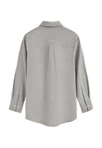 Grå långärmad skjorta med krage, knappade manschetter och en yoke-detalj på baksidan. Mjuk textur med ett subtilt mönster. Etikett på baksidan.