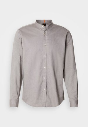 Lichtgrijs langemouwen shirt met omhoogstaande kraag, knoopsluiting aan de voorkant en een gladde textuur. Voorzien van witte knopen en een afgeronde zoom.