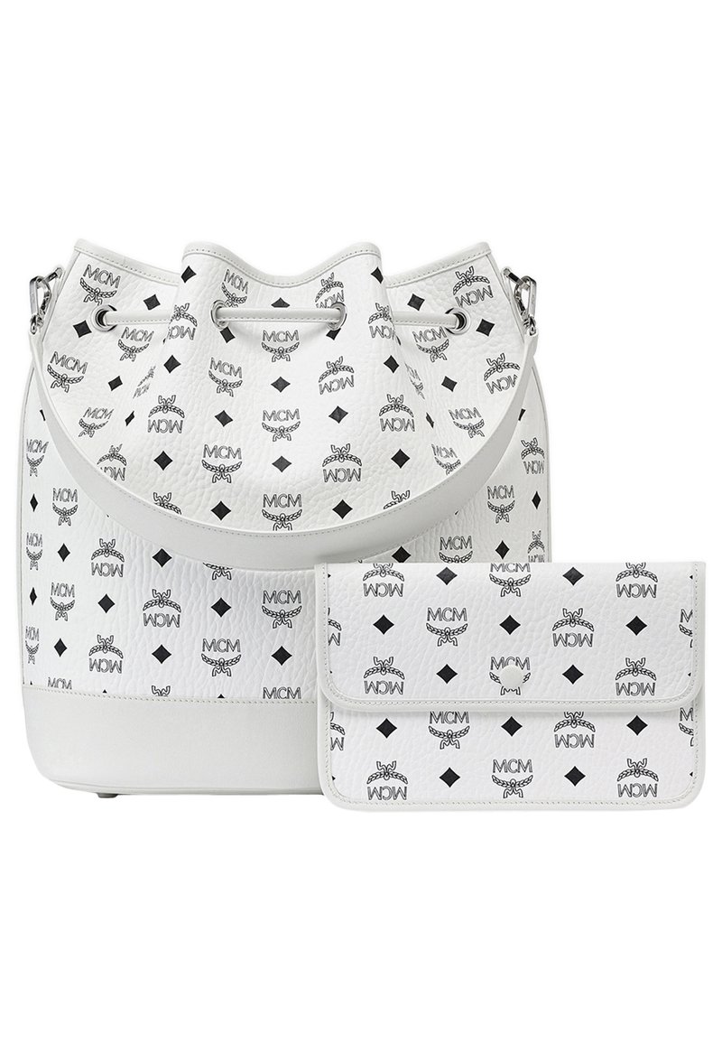 Sac seau en cuir blanc avec logo MCM noir et motif en losanges ; il dispose d'un dessus arrondi, d'une fermeture à cordon et d'un portefeuille assorti.