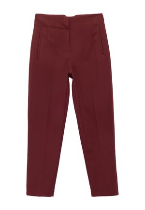 Pantalones burdeos de tejido suave, con un diseño a medida, corte ajustado, dos bolsillos frontales y detalles de pliegue sutiles.