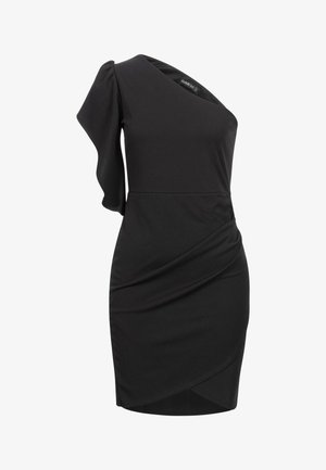 Zwarte jurk gemaakt van rekbare stof, met een asymmetrische halslijn, één pofmouw en een gedrapeerd voorpand met een wikkeldetail.