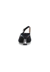 Zapato negro tipo slingback con parte superior de cuero suave, tacón abierto, correa ajustable y acento plateado en el tacón. Diseño simple con punta redondeada.