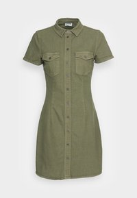Vestito verde oliva a maniche corte con bottoni, colletto e due tasche sul petto con bottone, vita aderente e orlo fino al ginocchio.