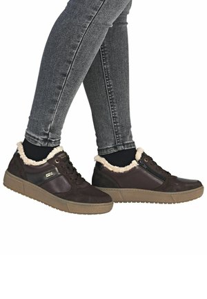 Zapatillas marrones con una parte superior de cuero texturizado, forro de piel sintética en el collar y suela de goma. Cierre lateral con cremallera para poner y quitar fácilmente.