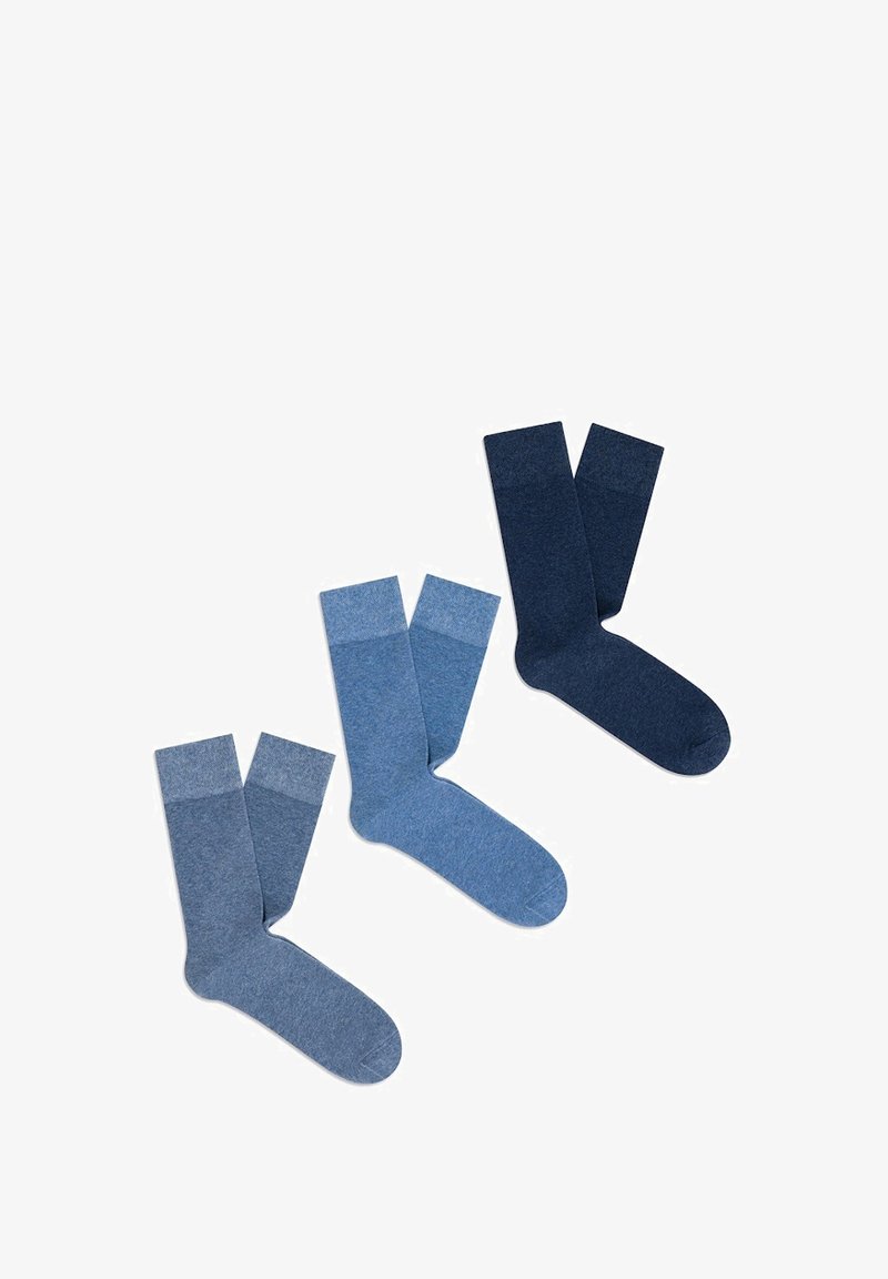 Trzy pary skarpetek w różnych odcieniach niebieskiego, z mieszanki bawełny, o gładkiej strukturze z kontrastującym ściągaczem w każdej parze.