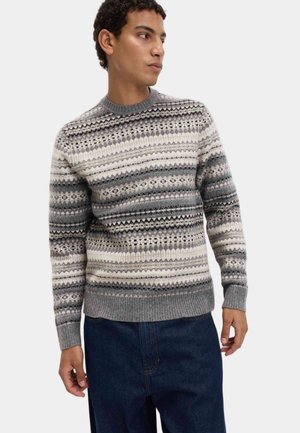 Striktrøje med et grå, hvidt og sort Fair Isle mønster; rund hals; ribbede manchetter og kant; blød tekstur.
