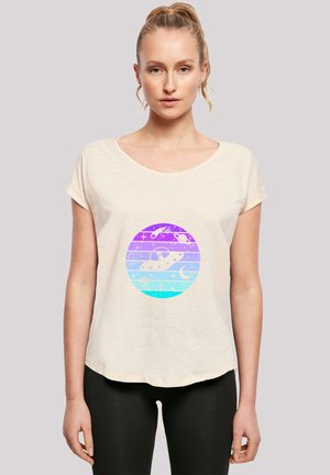 Beige T-Shirt mit kurzen Ärmeln und einem grafischen Druck, der ein kreisförmiges Design aus lila und blauen Streifen zeigt, das Planeten und Sterne darstellt.