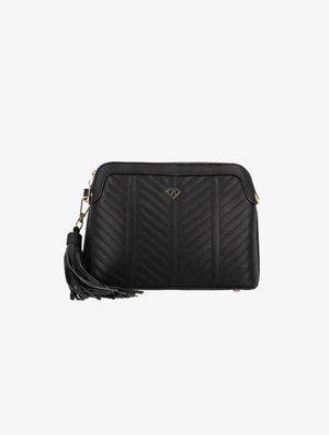 Schwarze gesteppte Handtasche mit einem strukturierten Chevron-Muster, goldenen Beschlägen und einem schwarzen Quastenakzent an der Seite. Reißverschluss oben.