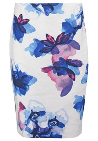 Floraler Bleistiftrock aus weißem Stoff mit einem Aquarellmuster in Blau und Pink, glatter Textur und schlanker Silhouette.