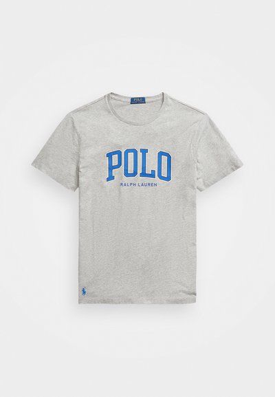 Szary bawełnowy T-shirt z dużym niebieskim logo "POLO" oraz "RALPH LAUREN" poniżej. Krótkie rękawy i okrągły dekolt. Małe niebieskie logo na dolnym brzegu.