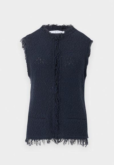 Αμάνικο μπλε ναυτικό πλεκτό γιλέκο με υφή και ξεφτισμένες άκρες κατά μήκος του γιακα, του μπροστινού ανοίγματος, των μασχαλών και του τελειώματος.