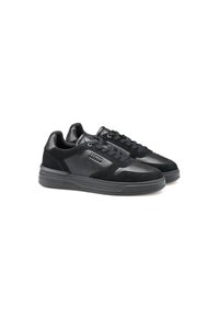 Scarpe sportive nere in pelle e camoscio, con punta arrotondata, colletto imbottito, lacci neri e suola in gomma texturizzata.