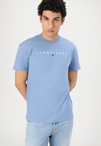 Tommy Jeans LINEAR LOGO TEE - T-shirt basic - colorado blue
