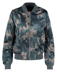 Zielono-szara kurtka bomber w kamuflażu, z zamek błyskawicznym z przodu, prążkowanym kołnierzem, mankietami i dołem oraz kieszeniami bocznymi na zatrzask.