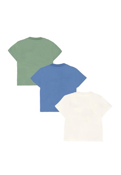Trzy krótko rękawowe t-shirty w jasnym zielonym, niebieskim i białym kolorze, wykonane z miękkiej bawełny, z okrągłymi dekoltami i gładką fakturą.