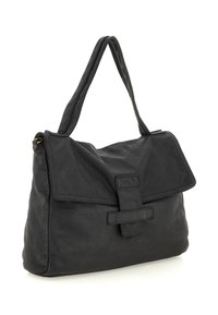 Borsa a spalla nera in pelle con ampia tracolla singola, chiusura a pattina frontale e dettaglio a linguetta rettangolare su sfondo bianco.