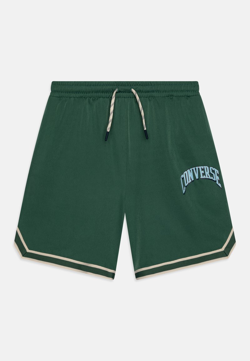 Pantalones cortos verdes de tela ligera con cintura con cordón, ribetes beige en contraste y logo "CONVERSE" en azul claro.