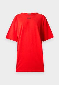 Czerwona, oversize t-shirta z bawełny, z okrągłym dekoltem i krótkimi rękawami. Na przodzie znajduje się subtelne czarne logo umieszczone blisko szyi.